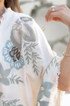 Poncho Alanza Floral Ivory